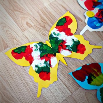 Pestrobarevný motýl - temperové barvy